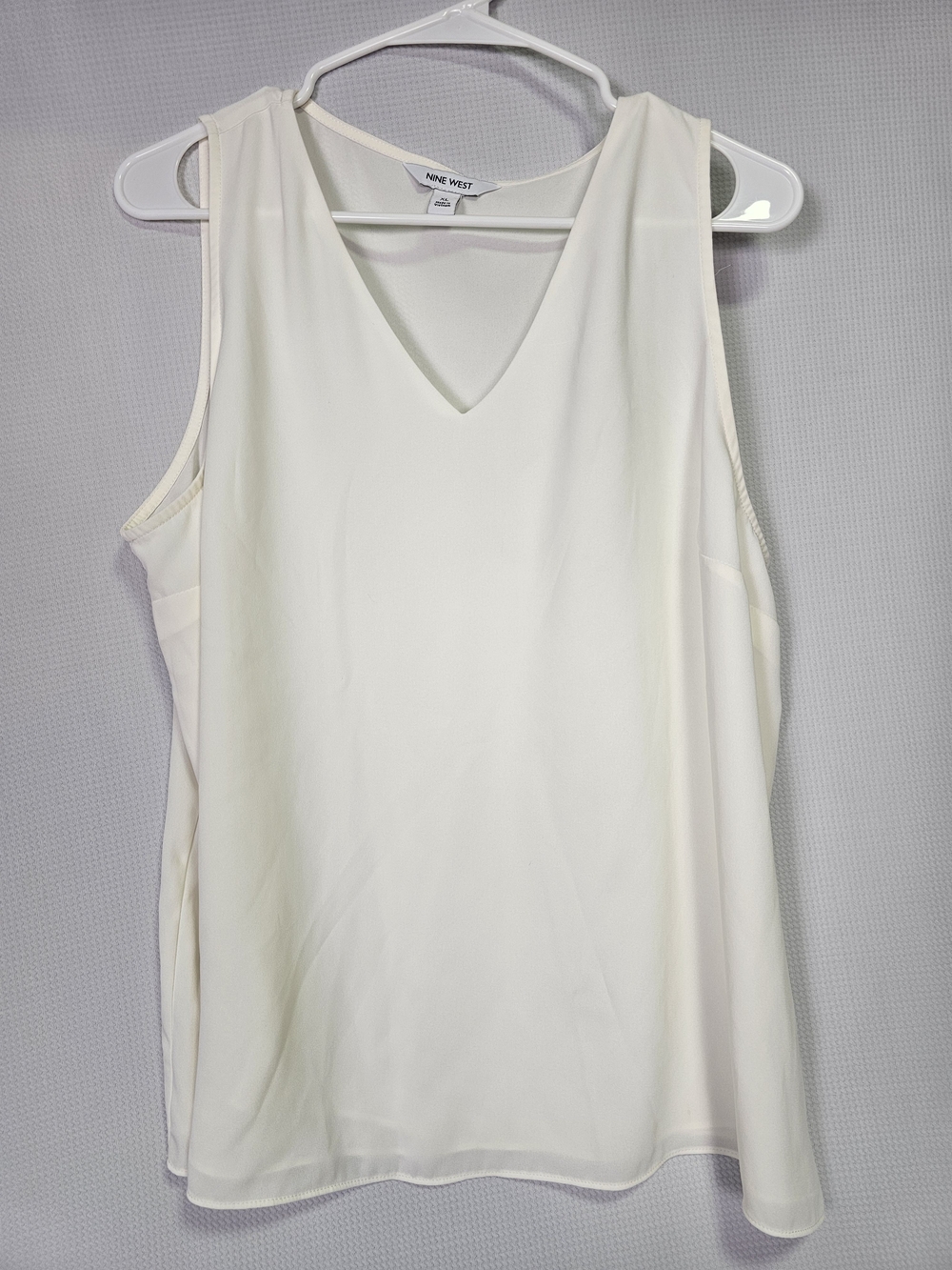 Nine West Cream V-Neck Sleeveless Tank Top